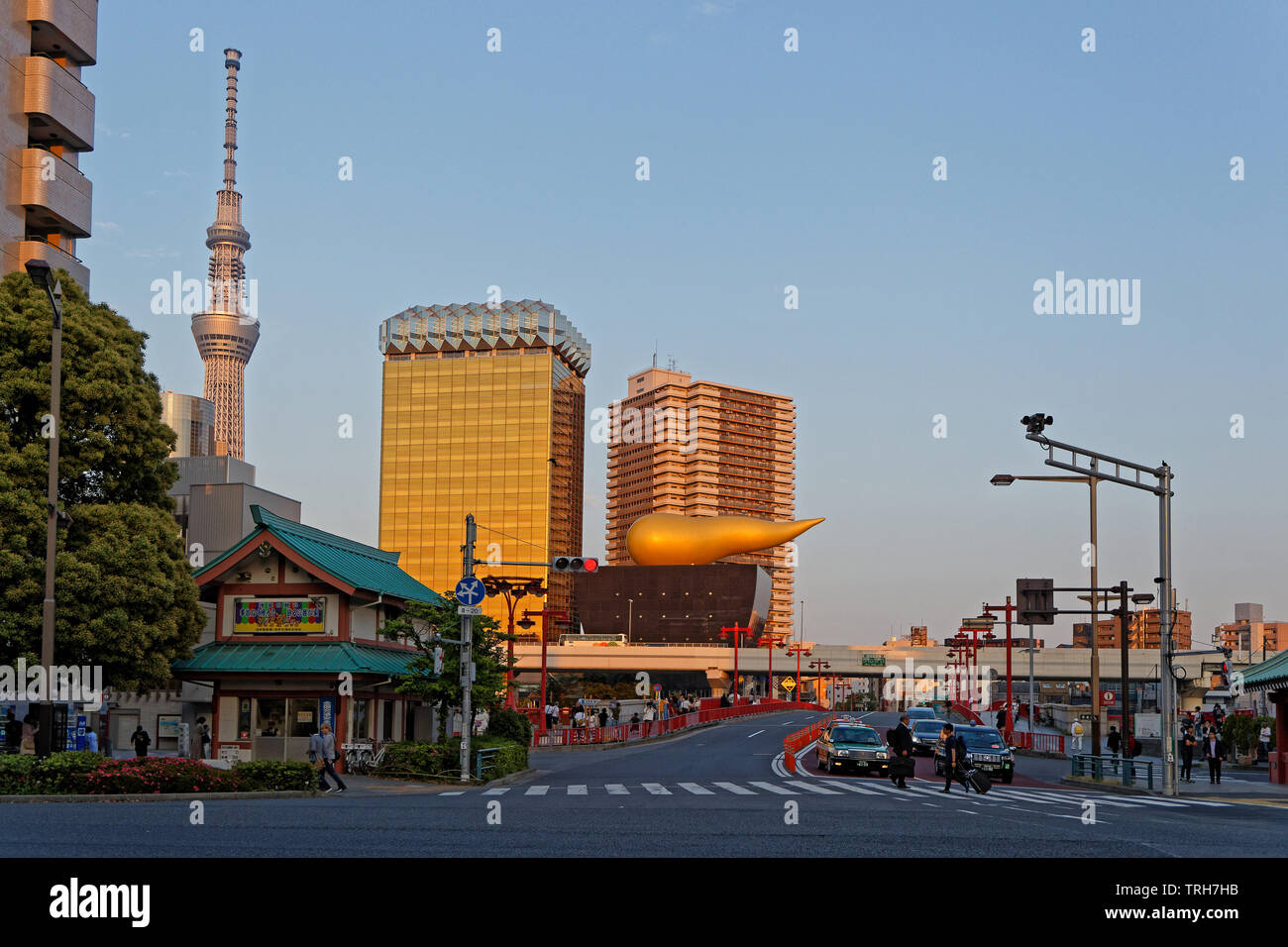 TOKYO, Giappone, 11 Maggio 2019 : Birra Asahi Hall e Asahi fiamma visto dal quartiere di Asakusa, sull'altra sponda del fiume Sumida, con la torre di Tokyo. Foto Stock