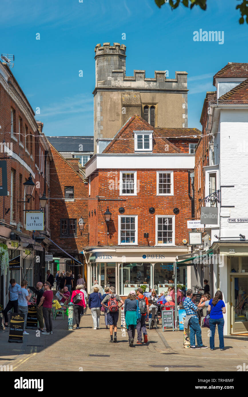 Viste dal grande Minster street al quadrato che portano il Winchester High St. Hampshire, Inghilterra, Regno Unito. Foto Stock