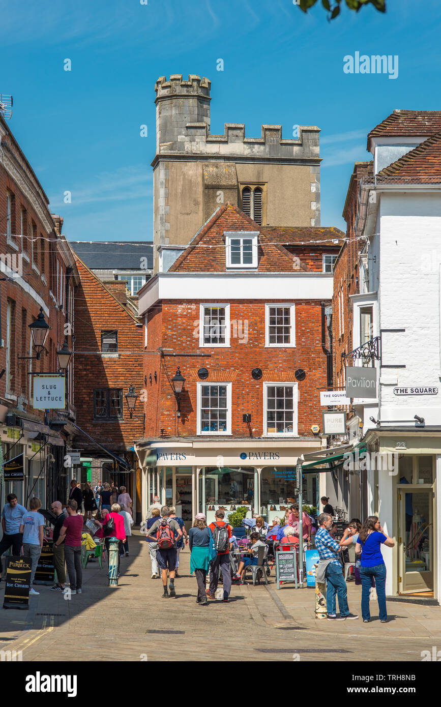 Viste dal grande Minster street al quadrato che portano il Winchester High St. Hampshire, Inghilterra, Regno Unito. Foto Stock