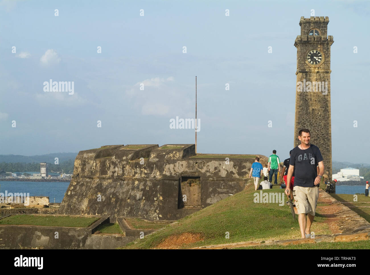 Un uomo di origine europea passeggiate lungo l'olandese costruito bastioni separando Forte Galle dalle principali città di Galle, Sri Lanka. Galle è stata colonizzata dai Foto Stock