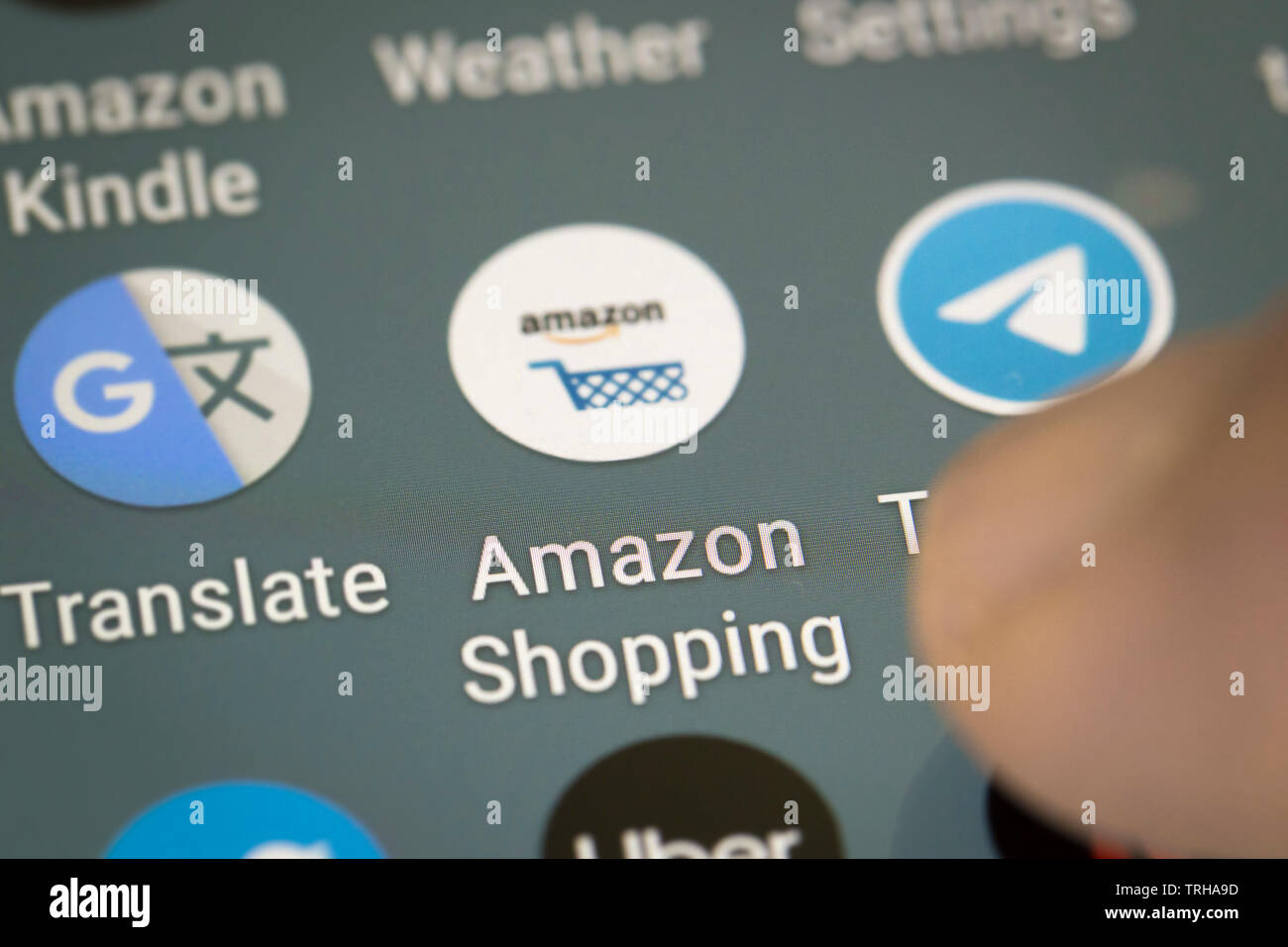 Amazon shopping icona logo su schermo di cellulare Foto Stock