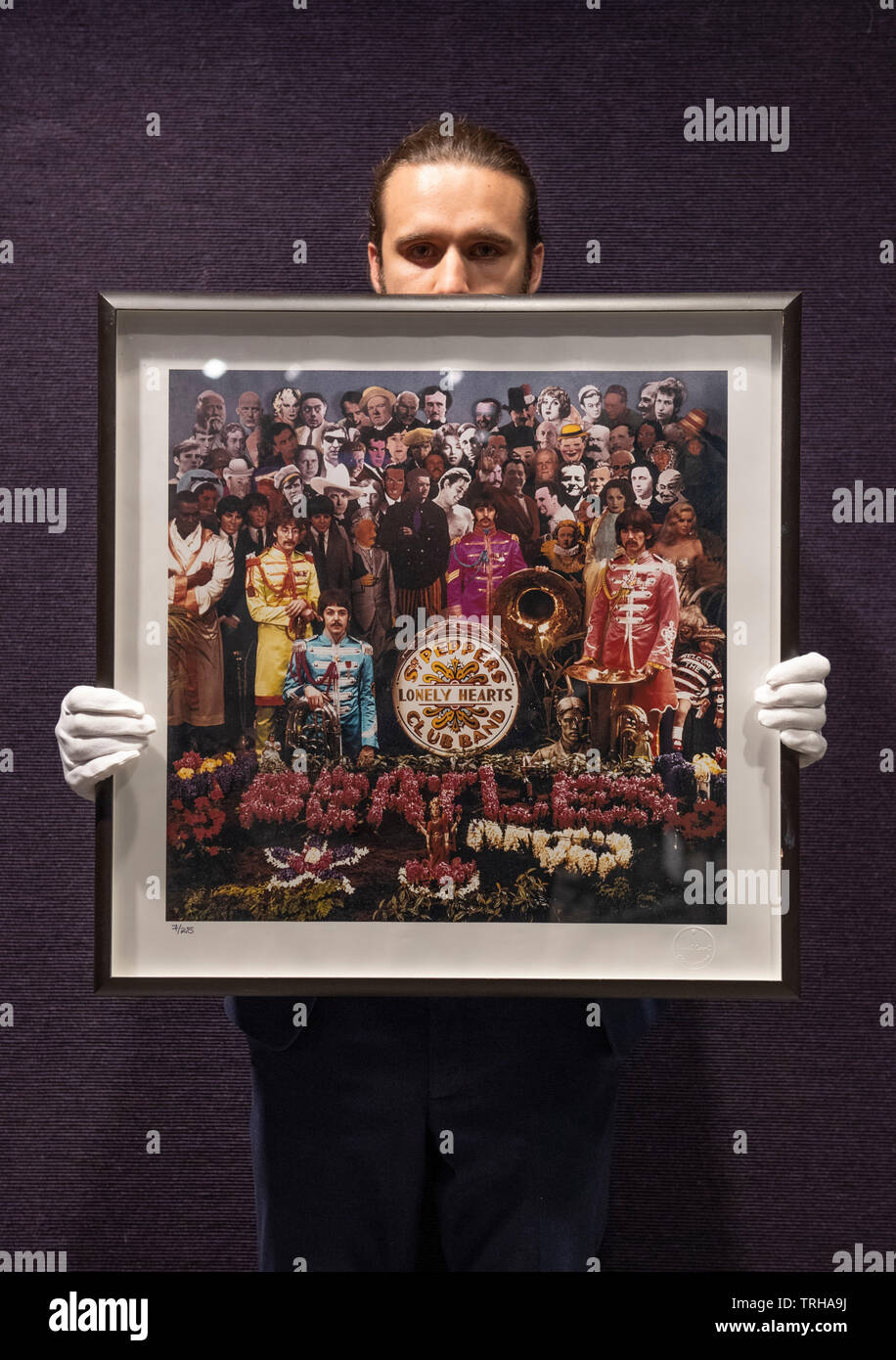 Bonhams, Londra, Regno Unito. Il 6 giugno 2019. Bonhams memorabilia di intrattenimento vendita anteprima. Michael Cooper Sgt Pepper out-prendere stampa fotografica, 1967, stampato in seguito. Preventivo: £1,200-1,800. Credito: Malcolm Park/Alamy Live News. Foto Stock