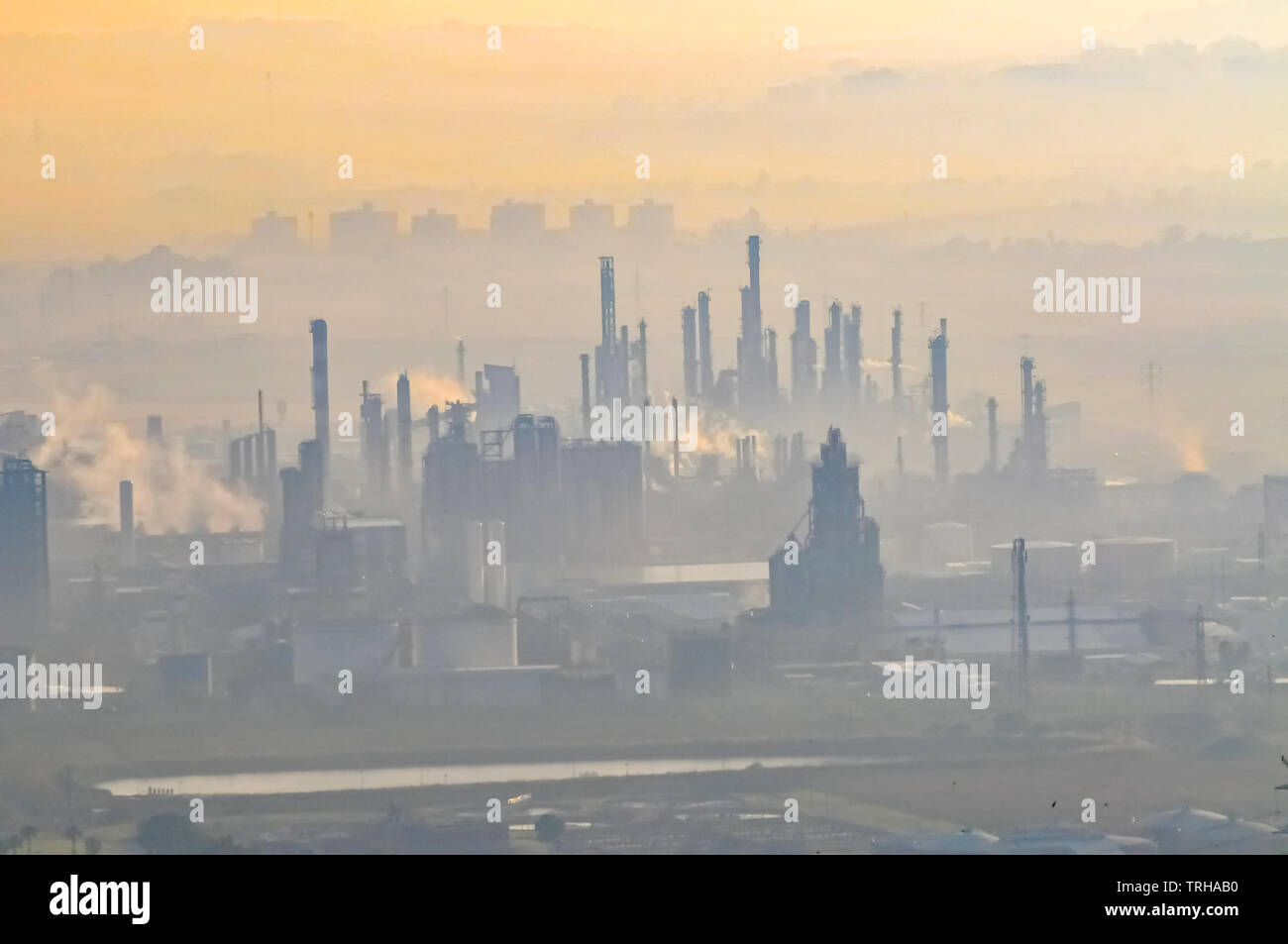 Fabbrica di prodotti petrolchimici e di raffineria di petrolio nel fumo e smog. Lo strato di inversione è visibile. Israele Haifa l'area industriale è uno dei la più grande fonte Foto Stock