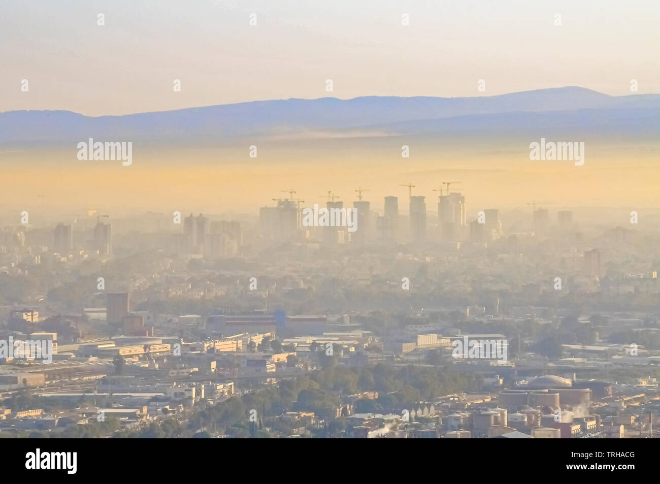 Baia di Haifa coperto di fumo e smog. Lo strato di inversione è visibile. Haifa l'area industriale è una delle maggiori fonti di inquinamento atmosferico in cou Foto Stock