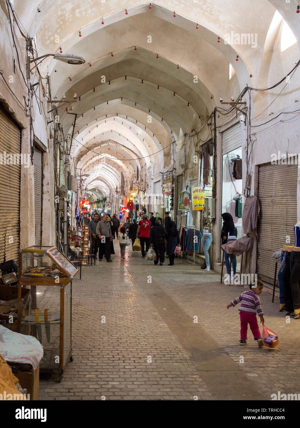Gli amanti dello shopping a Kashan Bazaar, Kashan, Iran. Il bazar è pensato per essere stata costruita durante la dinastia di Seljuk, quando persiano di cultura e architettura bec Foto Stock