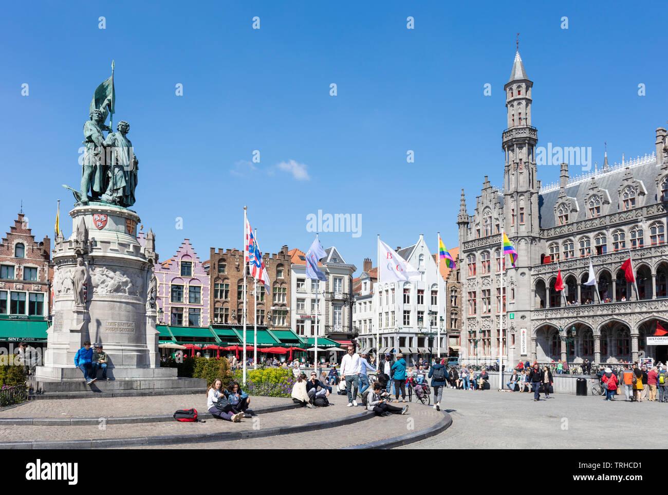 Gli edifici di vecchia costruzione ornato di gables dietro la statua di Jan breydal e Pieter De Coninck nella storica piazza del mercato Markt Bruges Belgio UE Europa Foto Stock