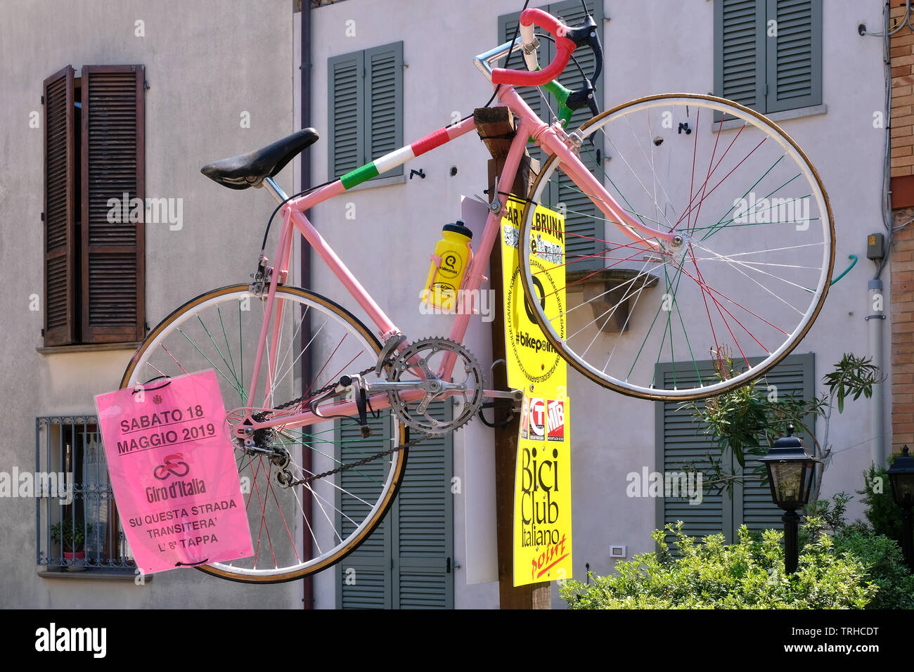 Vecchia bici da corsa nella città di Fiorenzuola di Focara, Panoramica Adriatica nella provincia delle Marche in onore della tappa del Giro d'Italia, Italia Foto Stock
