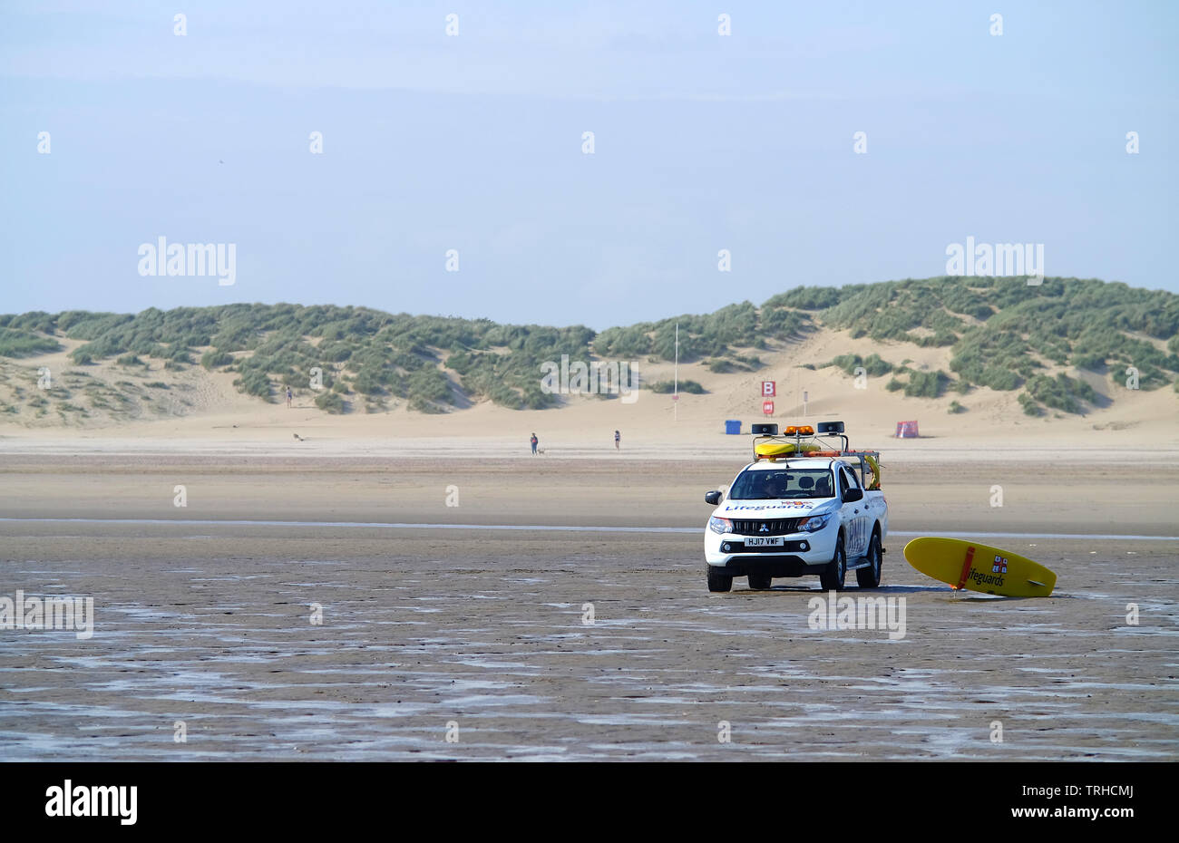 RNLI bagnini su Camber Sands Beach, REGNO UNITO Foto Stock