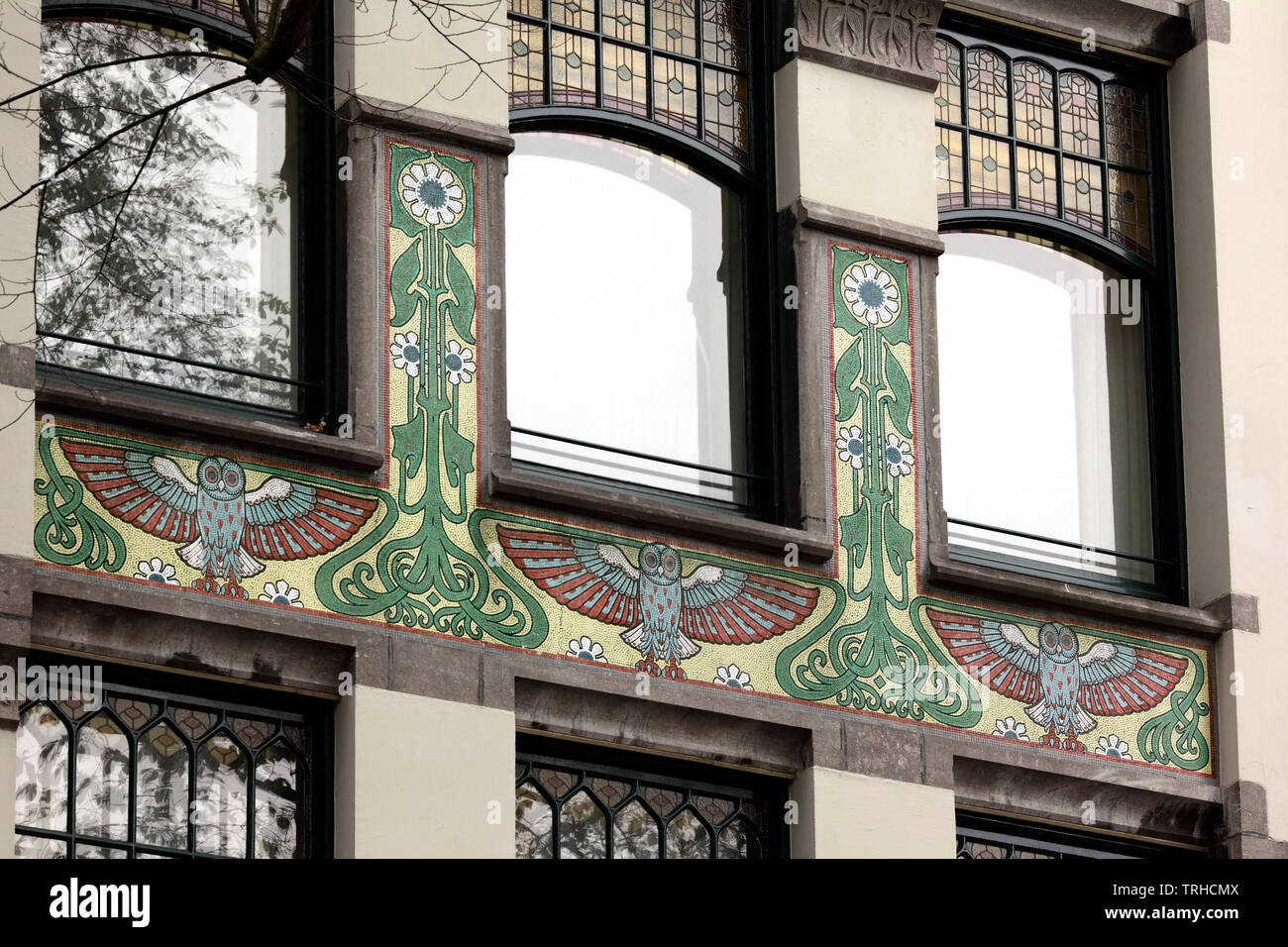 Un Art Nouveau mosaico decora un edificio su Spui, Amsterdam. Foto Stock