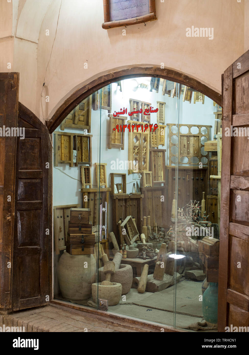 Negozio solitario nel bazar del deserto di Nain, in Iran, in attesa di turisti curiosi tra antiche strade e fascino senza tempo. Foto Stock