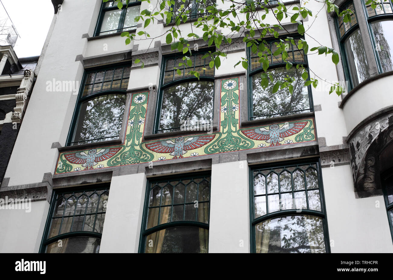 Un Art Nouveau mosaico decora un edificio su Spui, Amsterdam. Foto Stock