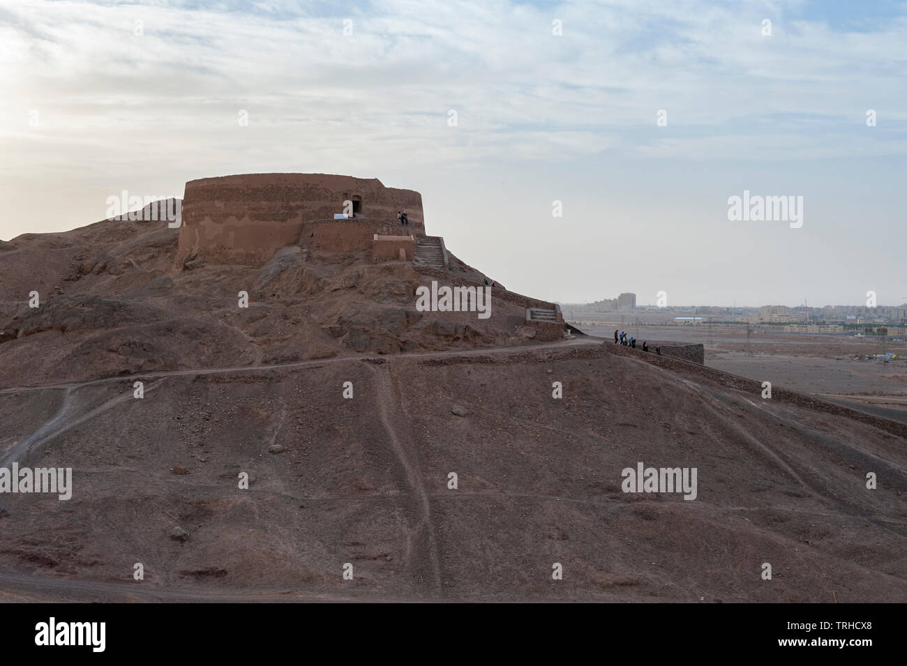 Una delle due torri del silenzio, tradizionale zoroastriana cerchi di sepoltura in cui corpi sono stati lasciati per essere mangiato da scavenger uccelli, al di fuori di Yazd, Iran. Foto Stock