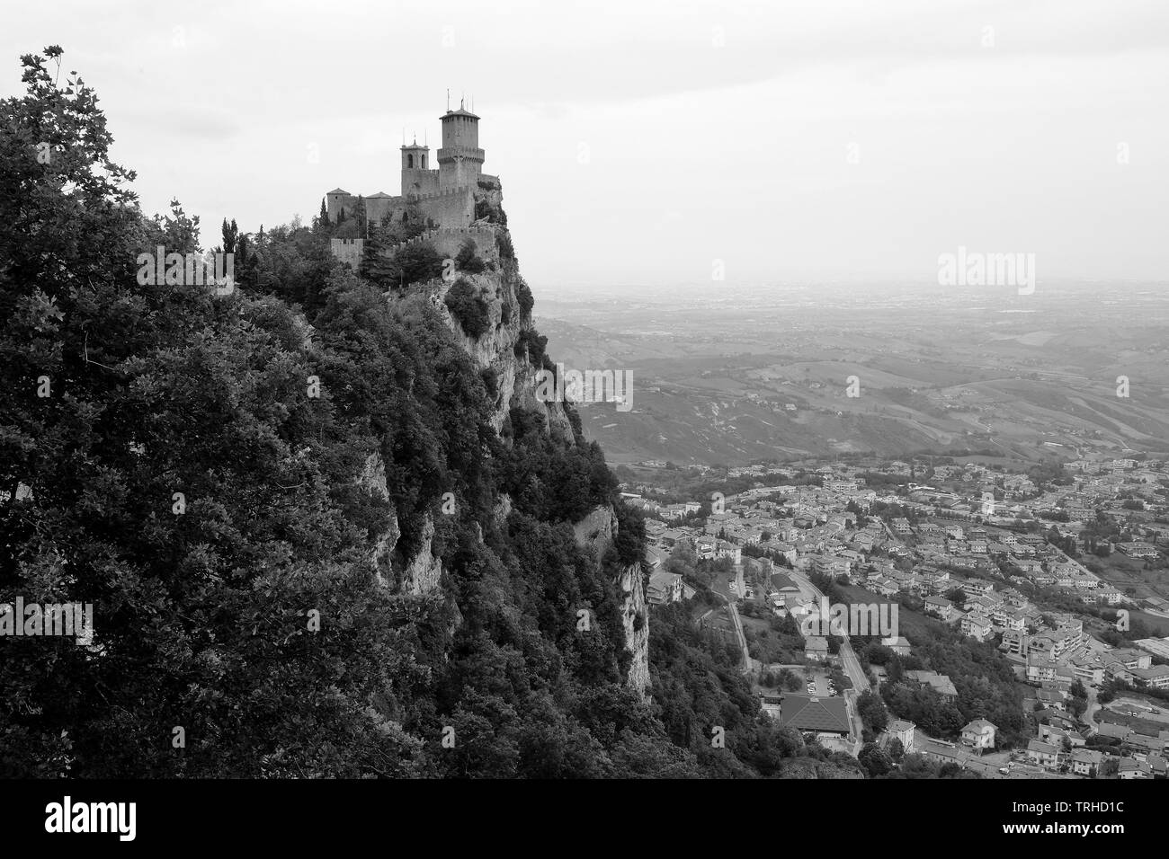 Vista del castello e la zona circostante di San Marino Citta. Foto Stock