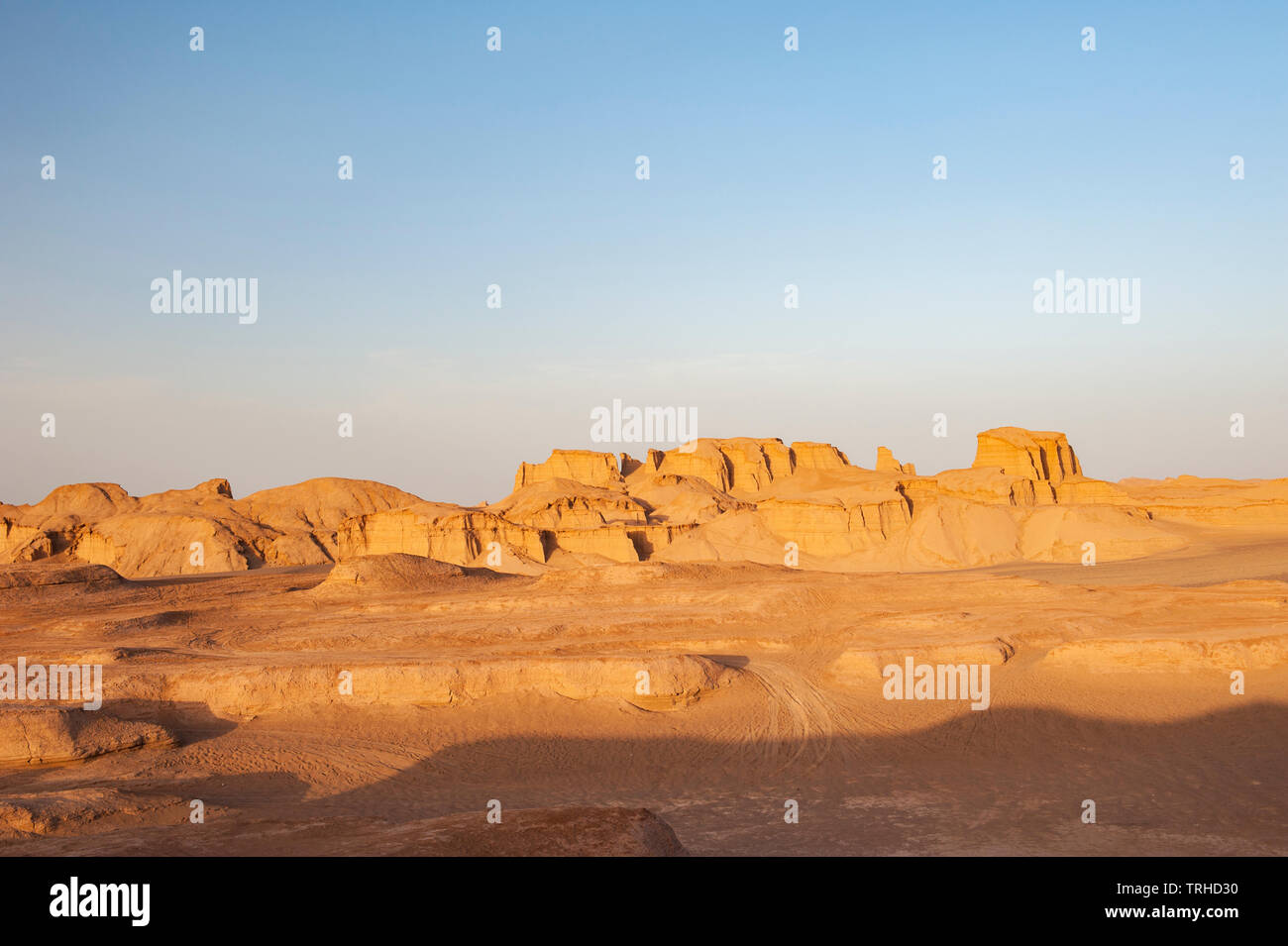 Il sole tramonta sui yardang, chiamati kaluts in Iran, nel deserto del LUT, Shahad, mostrando impressionanti formazioni geologiche. Foto Stock