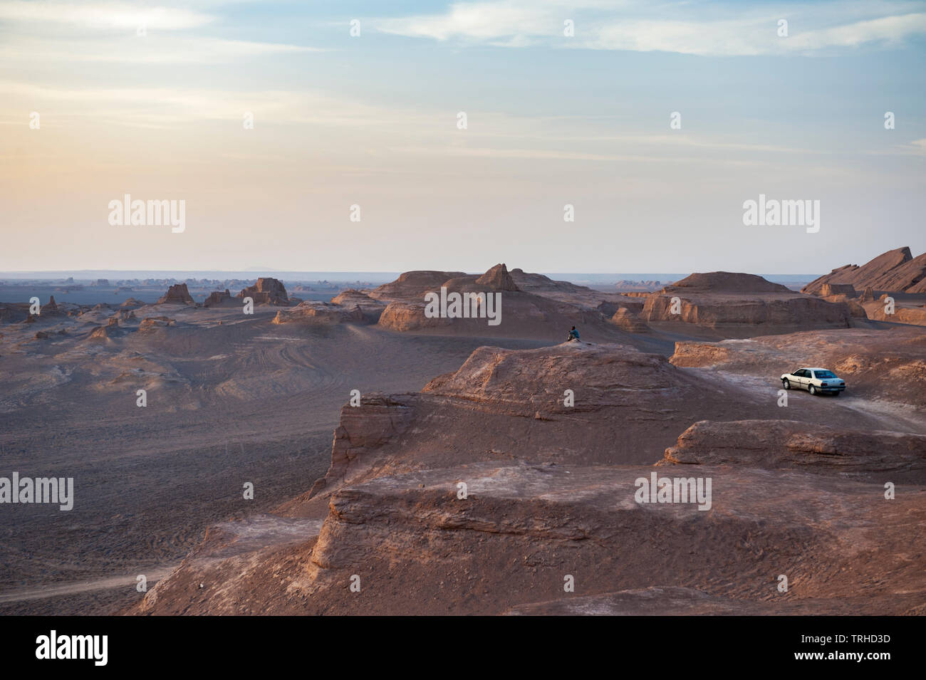 Osservare il sole tramontare sopra gli yardangs (kuluts in Iran) nel deserto di LUT a Shahad, Iran. Foto Stock