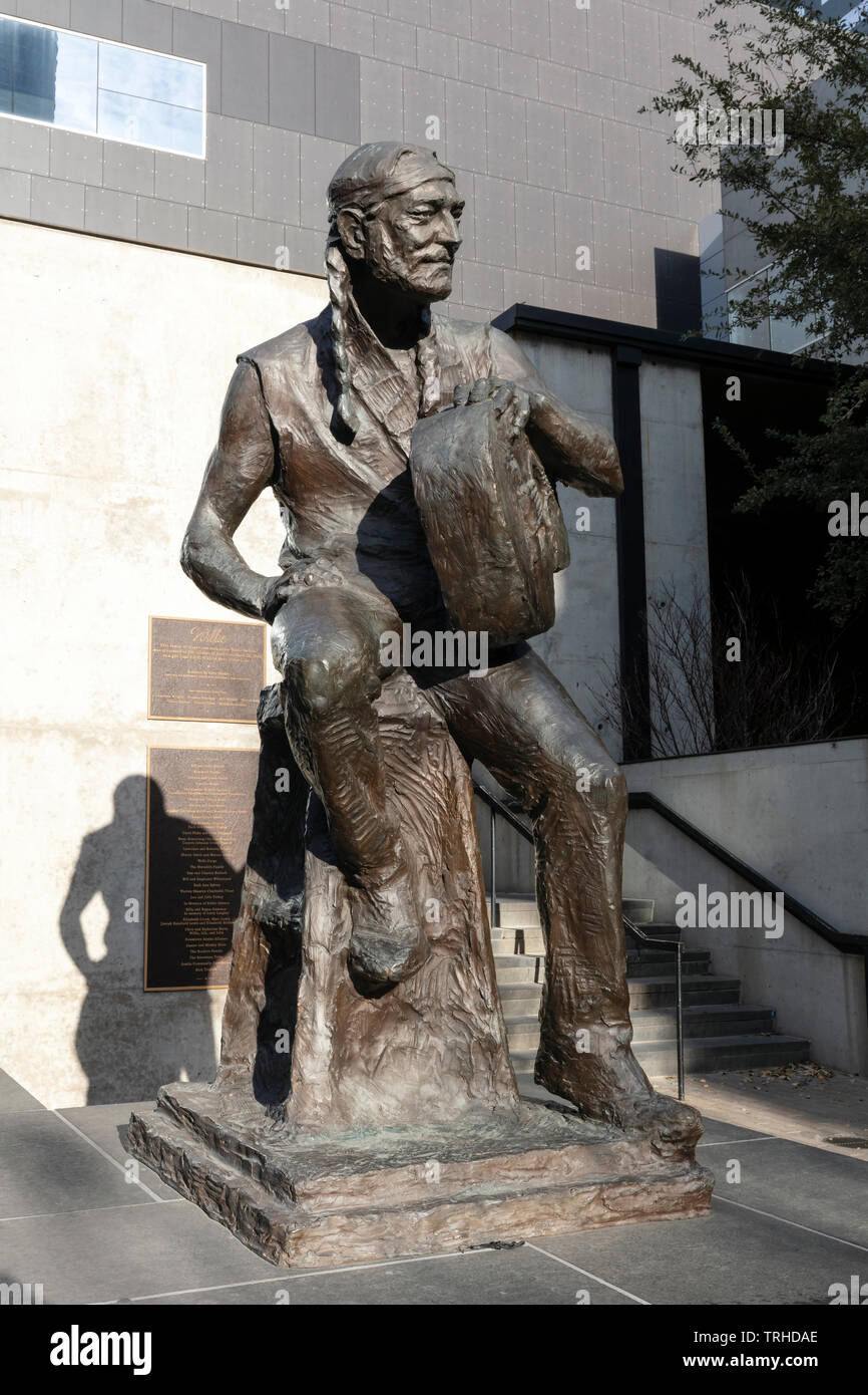 Statua di bronzo di song writer, cantante, Willie Nelson, Austin, Texas, USA, da James D Coppinger/Dembinsky Foto Assoc Foto Stock