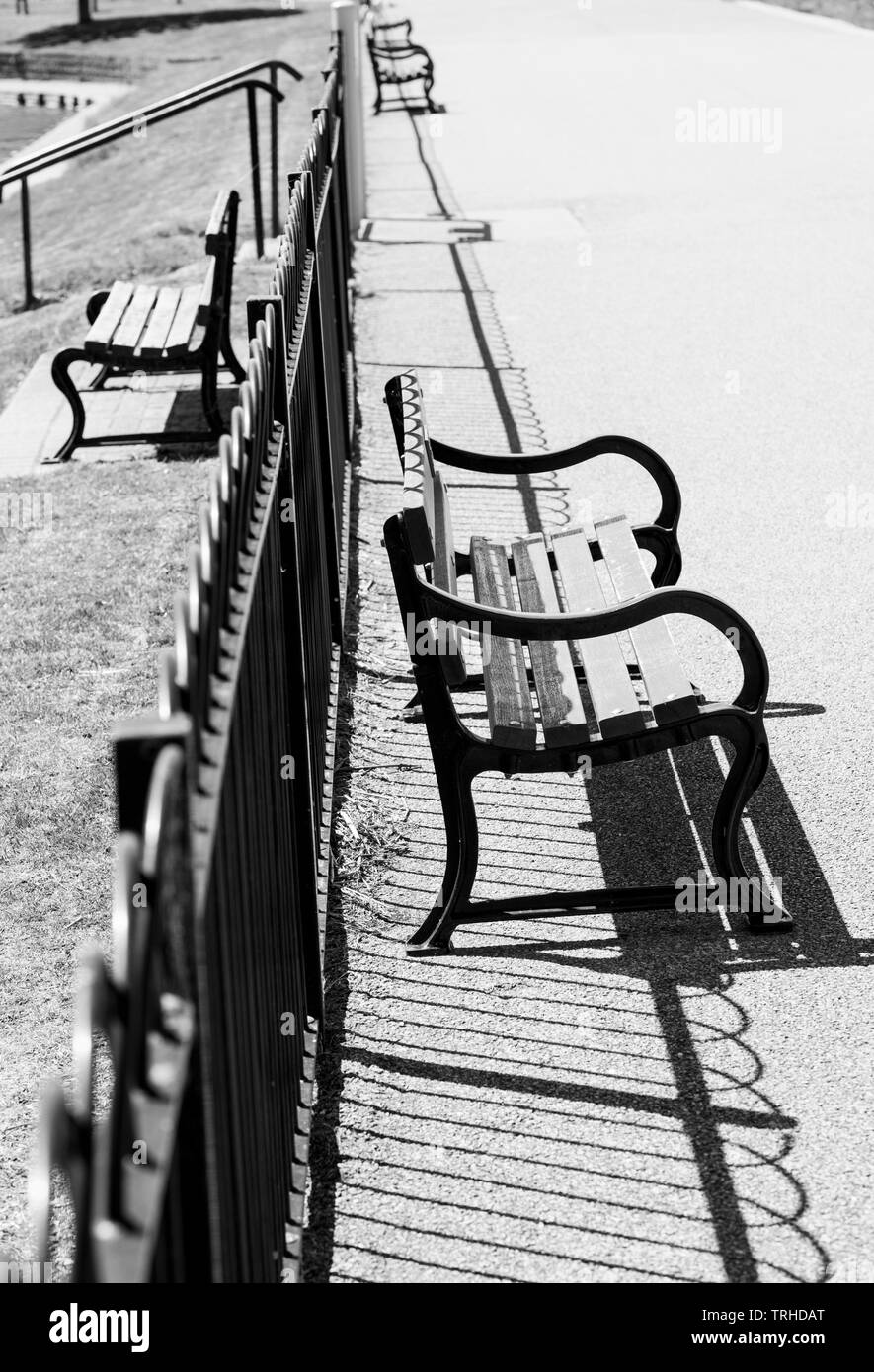 Alto contrasto immagine in bianco e nero di panchine su prom Maldon Foto Stock