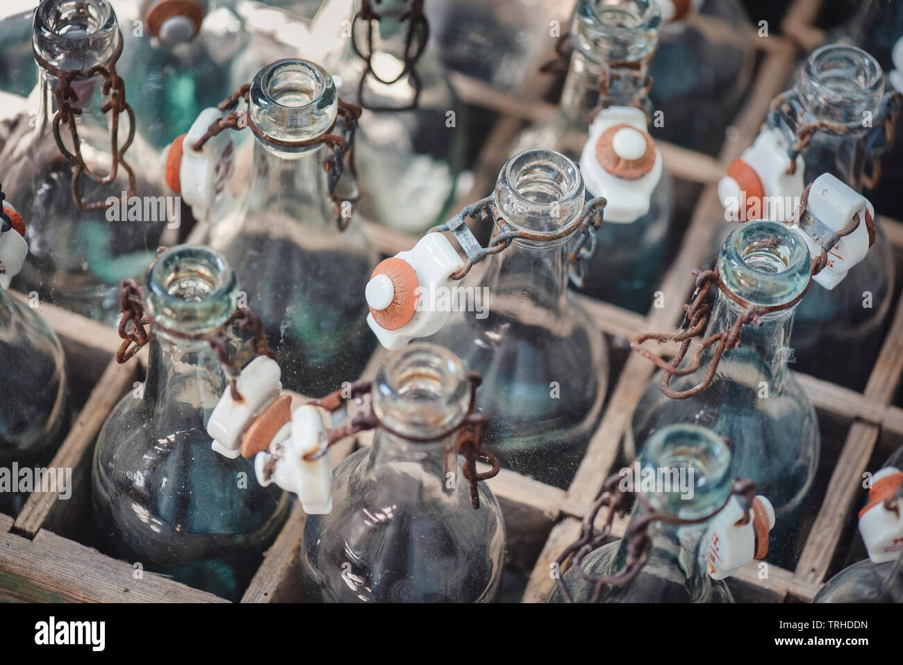 Vintage bottiglie in una gabbia in legno Foto Stock