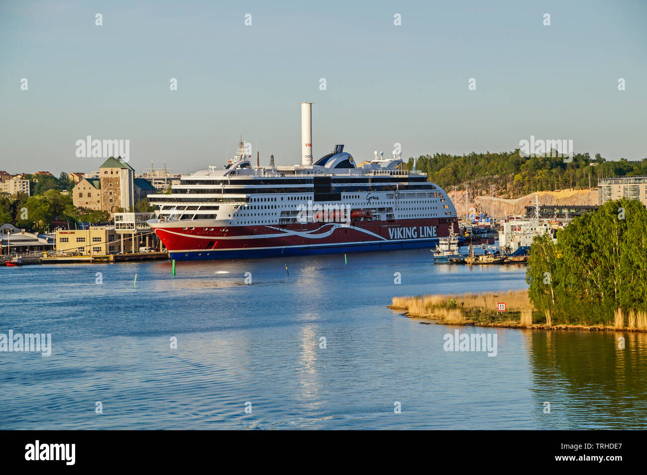 La Viking Line di trasporto passeggeri e di traghetto per auto Viking grazia con innovativo Flettner rotore di vela ormeggiata al terminal del porto di Turku Turku Finlandia Europa Foto Stock