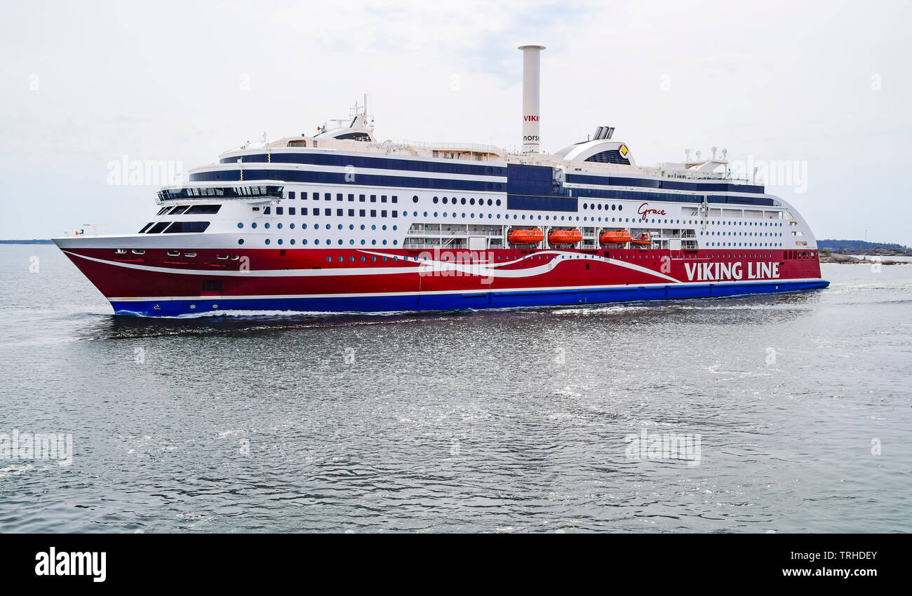 La Viking Line di trasporto passeggeri e di traghetto per auto Viking grazia con innovativo Flettner Rotore di Vela al di fuori Mariehamn isole Aaland Finlandia Foto Stock