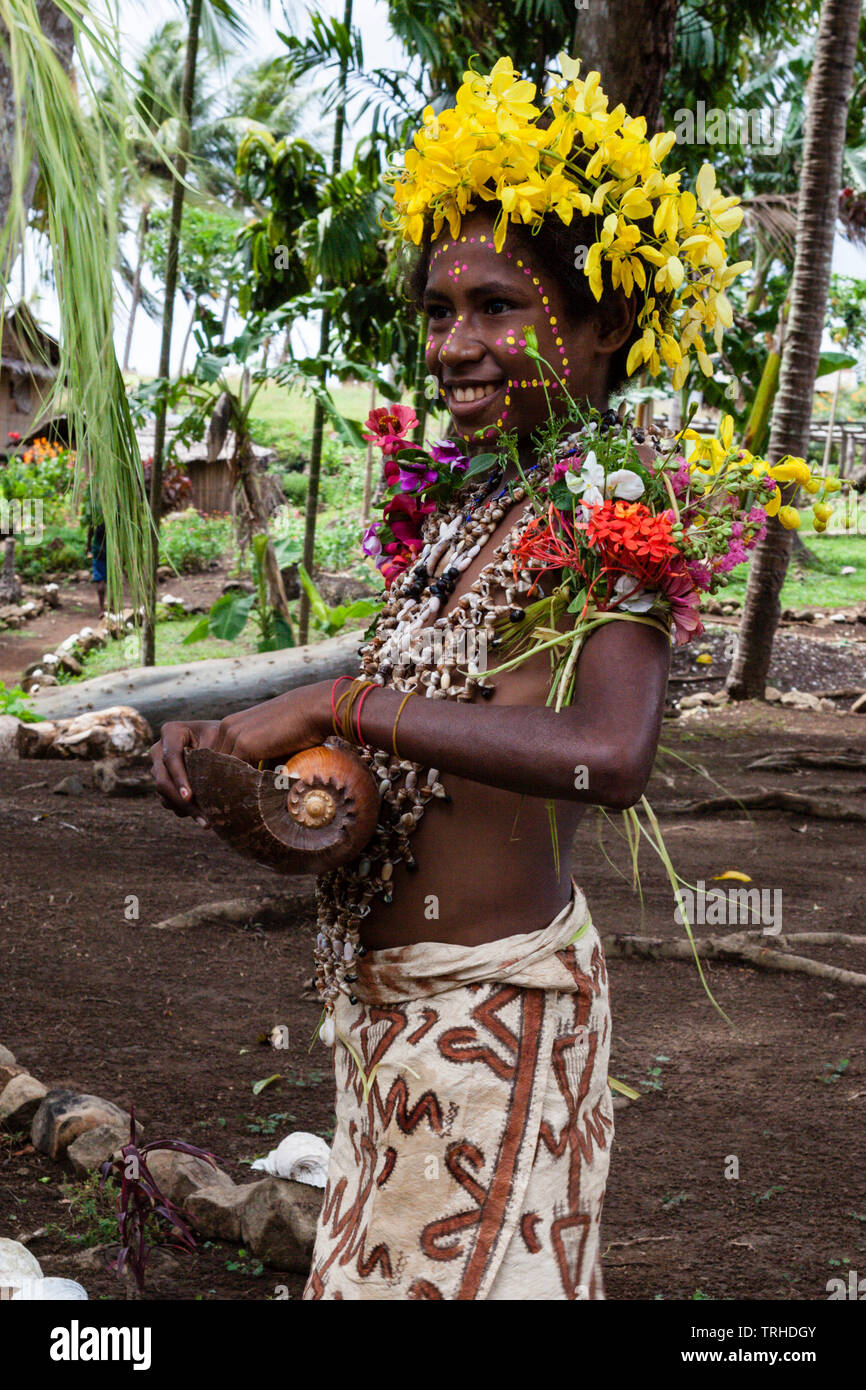 Ragazza nel tradizionale abito Tapa, tufi, Oro, provincia di Papua Nuova Guinea Foto Stock