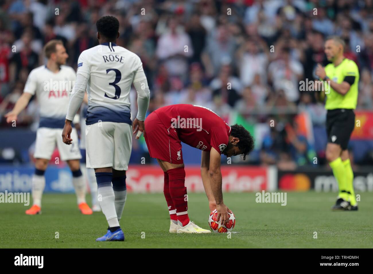 MOHAMED SALAH mette la palla per pena, Tottenham Hotspur FC V Liverpool FC, 2019 Foto Stock