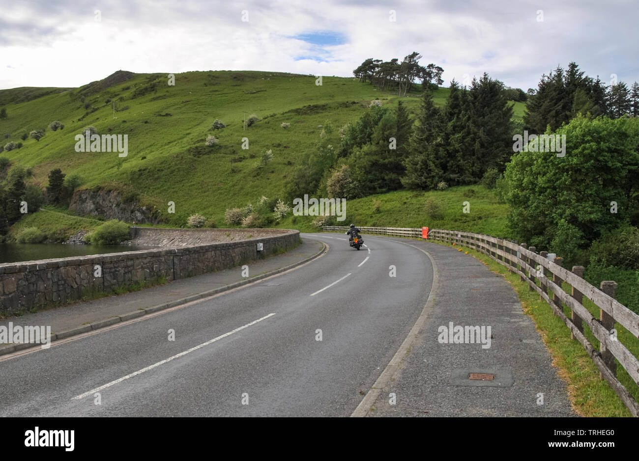 Un motociclista facendo un giro attraverso il Galles dal serbatoio Clywedog, POWYS, GALLES Foto Stock