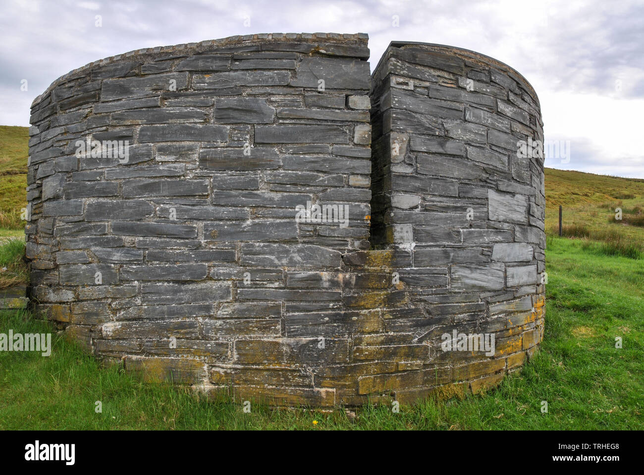 Una vista alternativa della Wynford Vaughan Thomas Memorial sul machynlleth strada di montagna in Galles Foto Stock