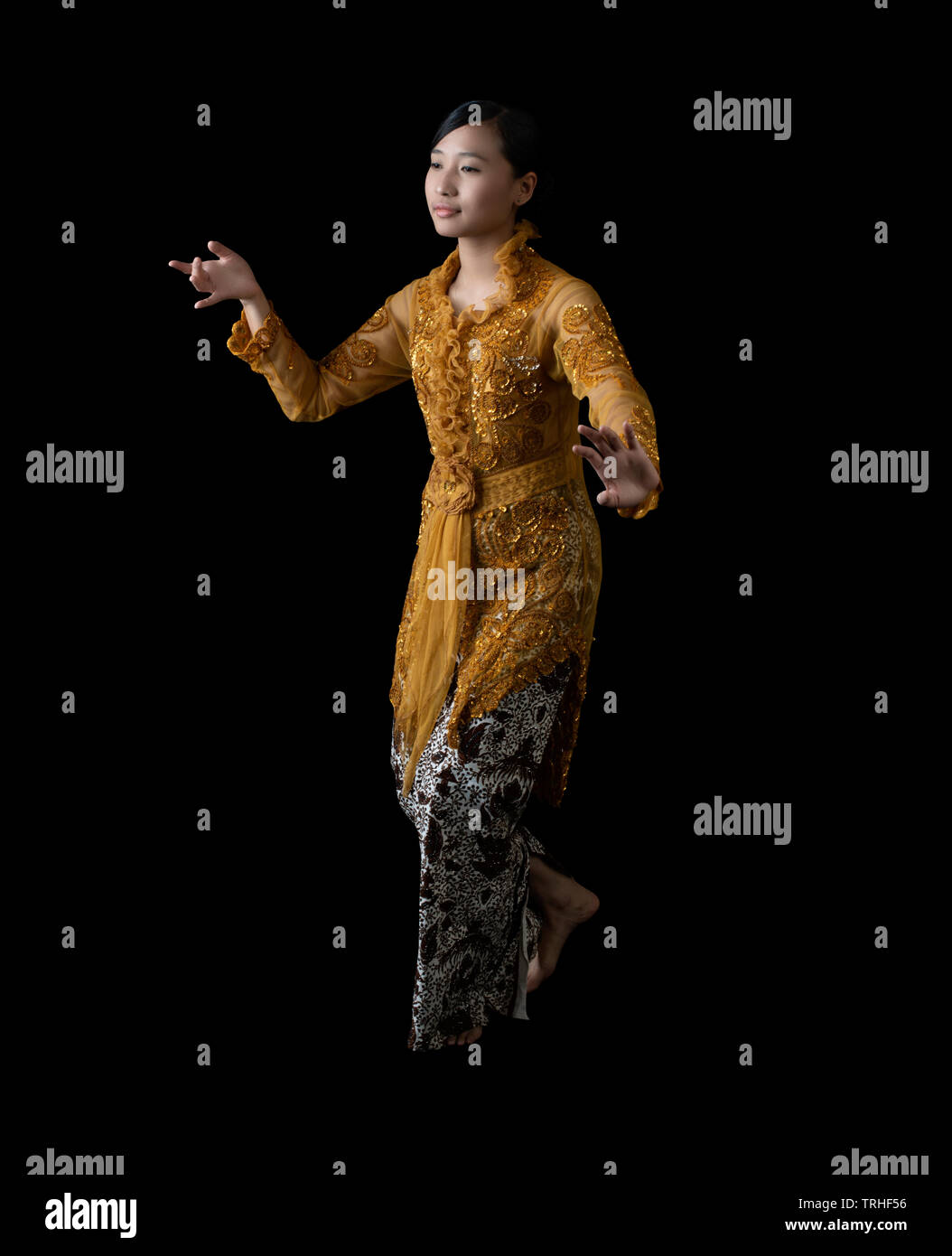 Ragazza indonesiana di eseguire la danza giavanese indossando vestiti tradizionali Foto Stock