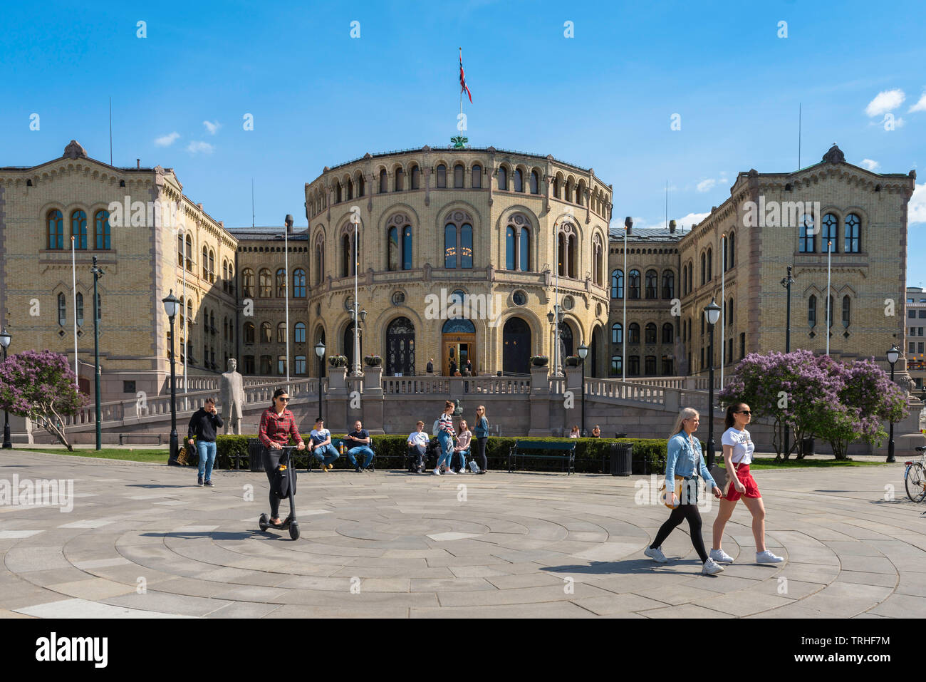 Oslo Norvegia, vista in estate i giovani camminano davanti il Parlamento norvegese ha edificio (Stortinget) nel centro città di Oslo, Norvegia. Foto Stock