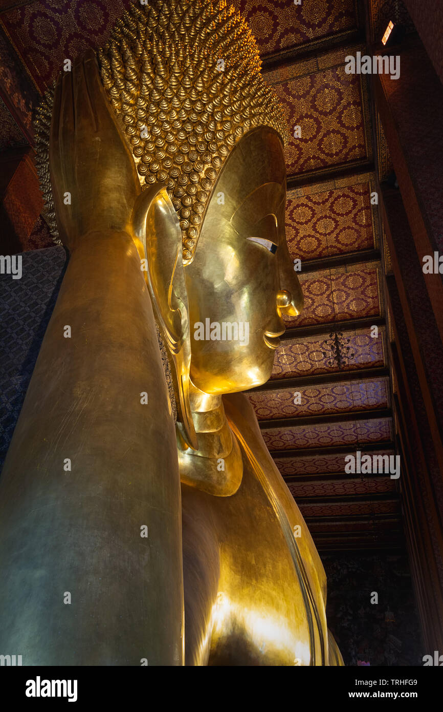 Vista del famoso gigante Buddha reclinato al Wat Pho a Bangkok, in Thailandia. Foto Stock