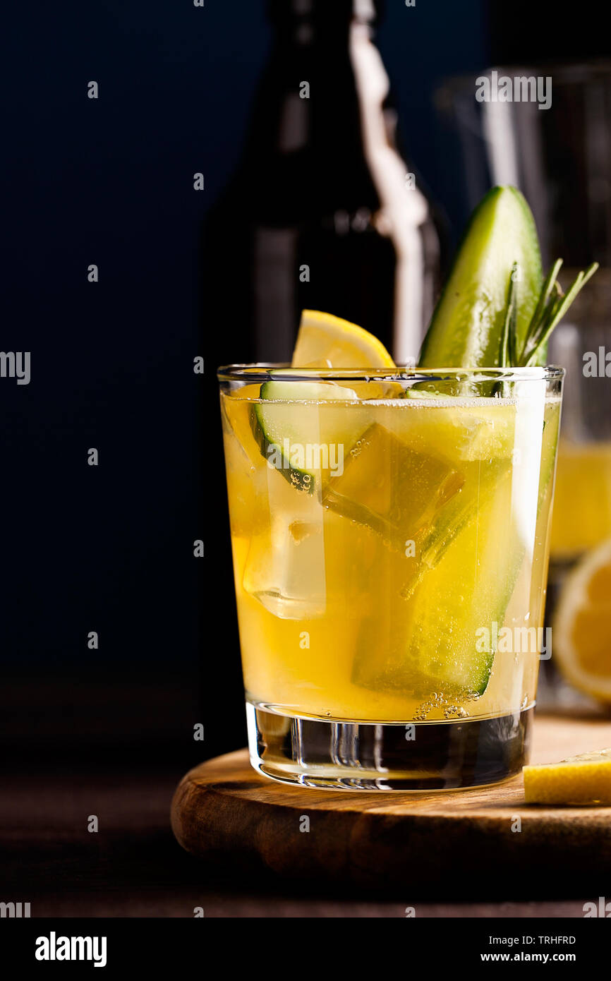 Organici Freschi Cocktail Estivi Fatti Con Lo Zenzero Acide La Birra Artigianale O Al Te Al Kombucha Con Il Cetriolo E Limone Su Sfondo Di Legno Drink Sul Tavolo Bar Foto Stock