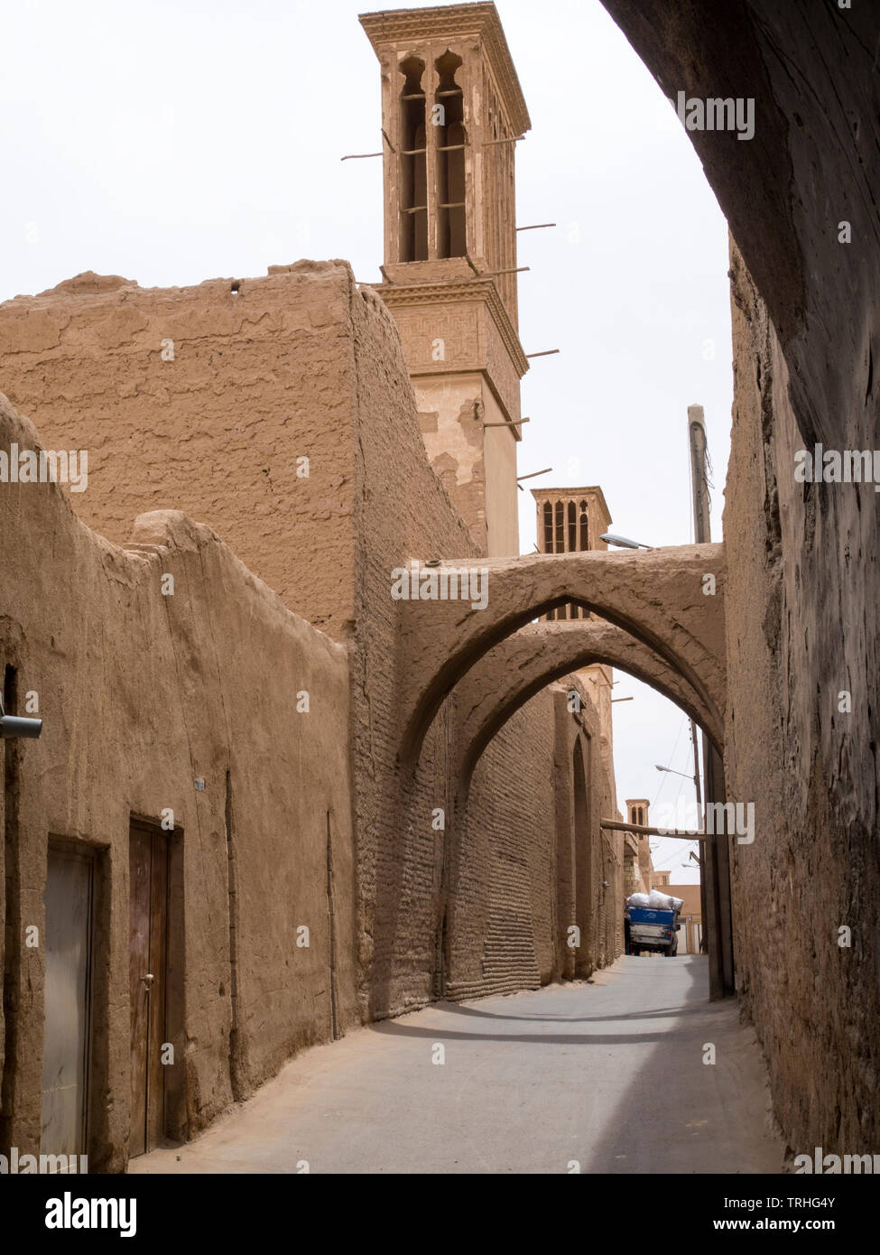 Una vecchia di terra sbattuta street nella città vecchia di Yazd, una popolare destinazione turistica e centro zoroastriano durante l'Iran's sassanide era, in Iran. Foto Stock