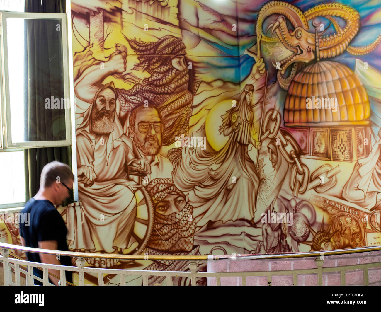 Murales all'interno del Museum of Anti-arrogance, che si trova nell'ex ambasciata americana a Teheran, Iran. Foto Stock