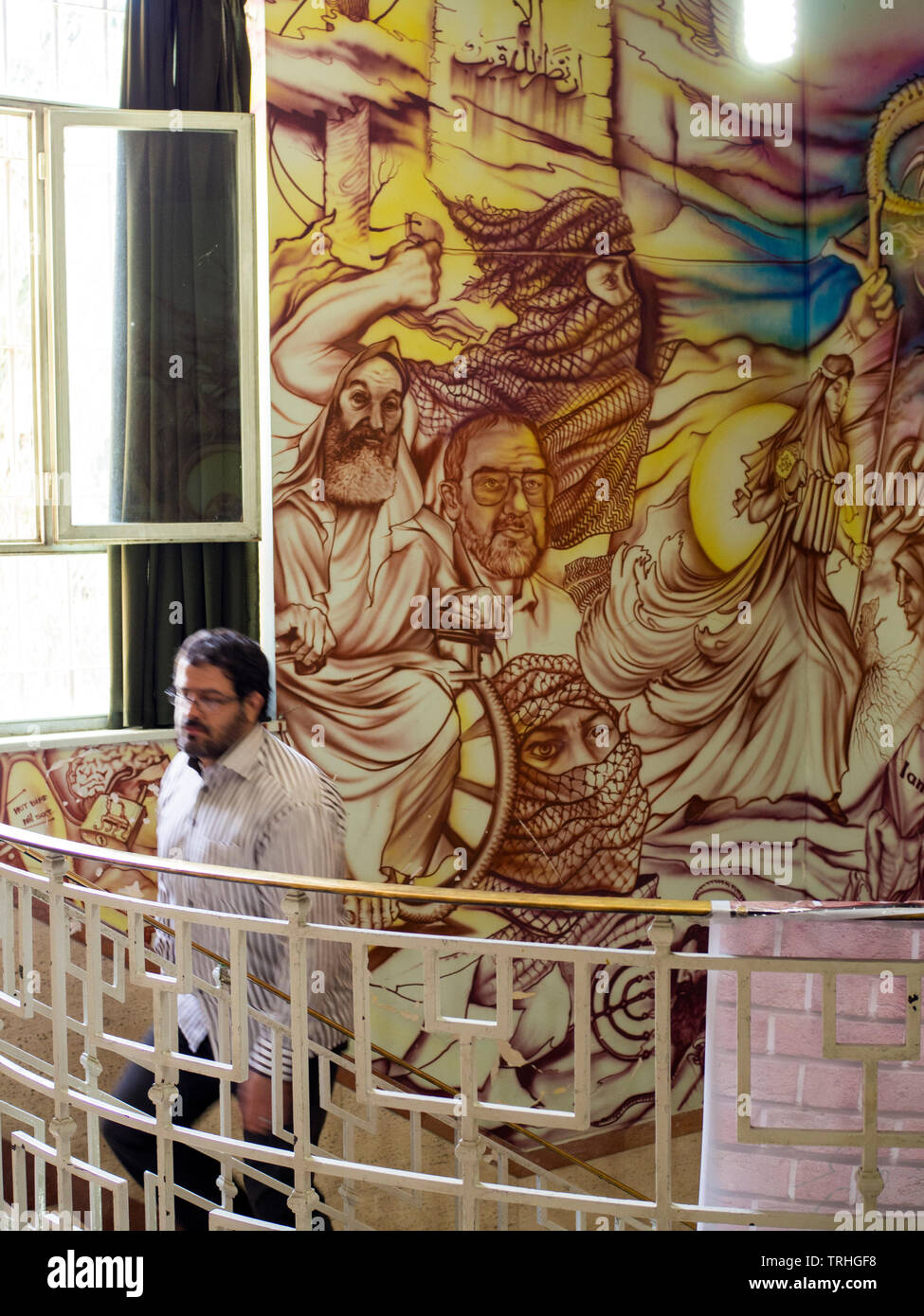Murales all'interno del Museum of Anti-arrogance, che si trova nell'ex ambasciata americana a Teheran, Iran. Foto Stock