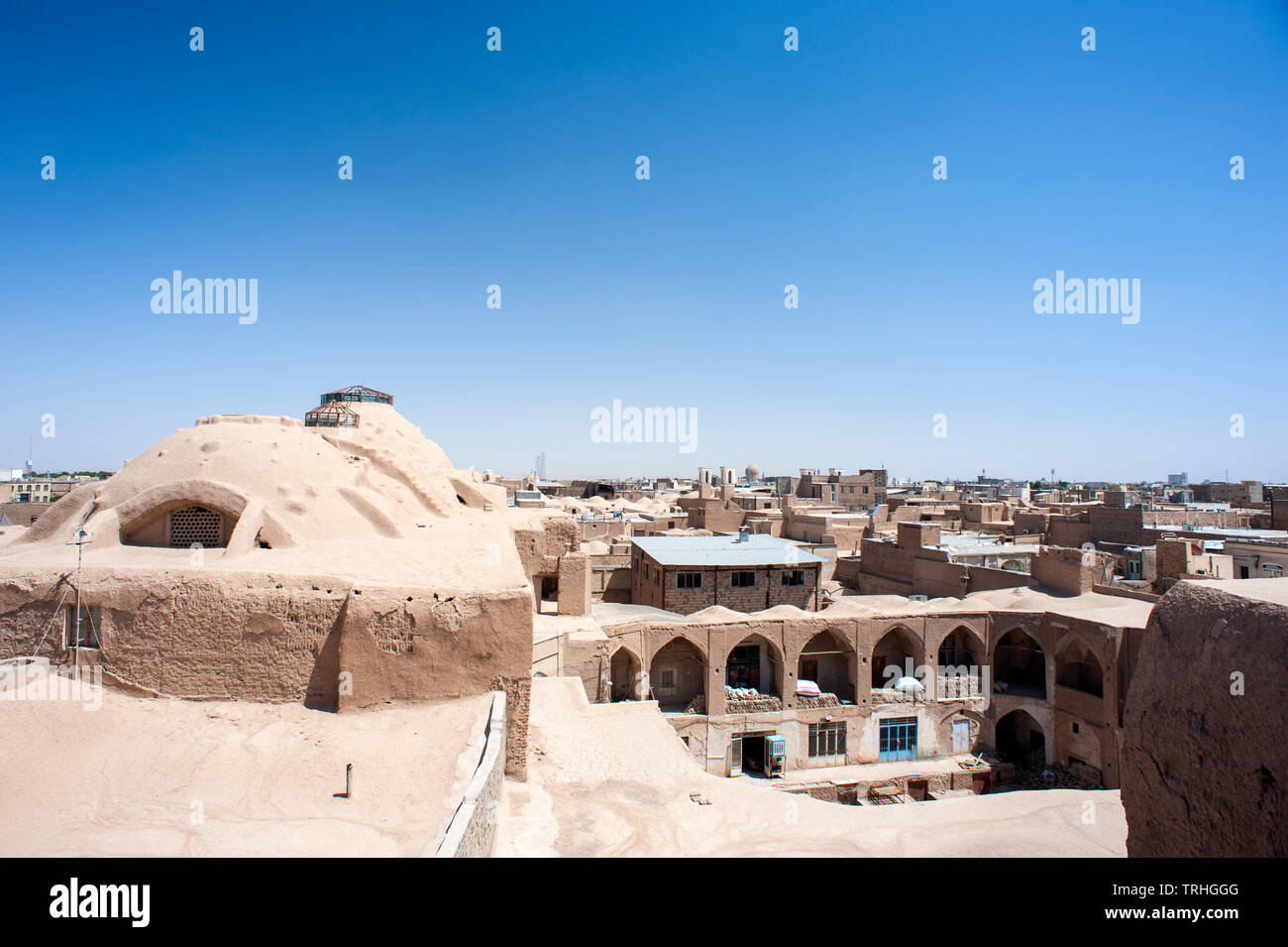 Una vista sul Kashan dal tetto dell'antico bazar della città. Kashan è una delle più antiche città abitate in Iran Foto Stock Una vista sul Kashan dal tetto dell'antico bazar della città. Kashan è una delle più antiche città abitate in Iran Foto Stock