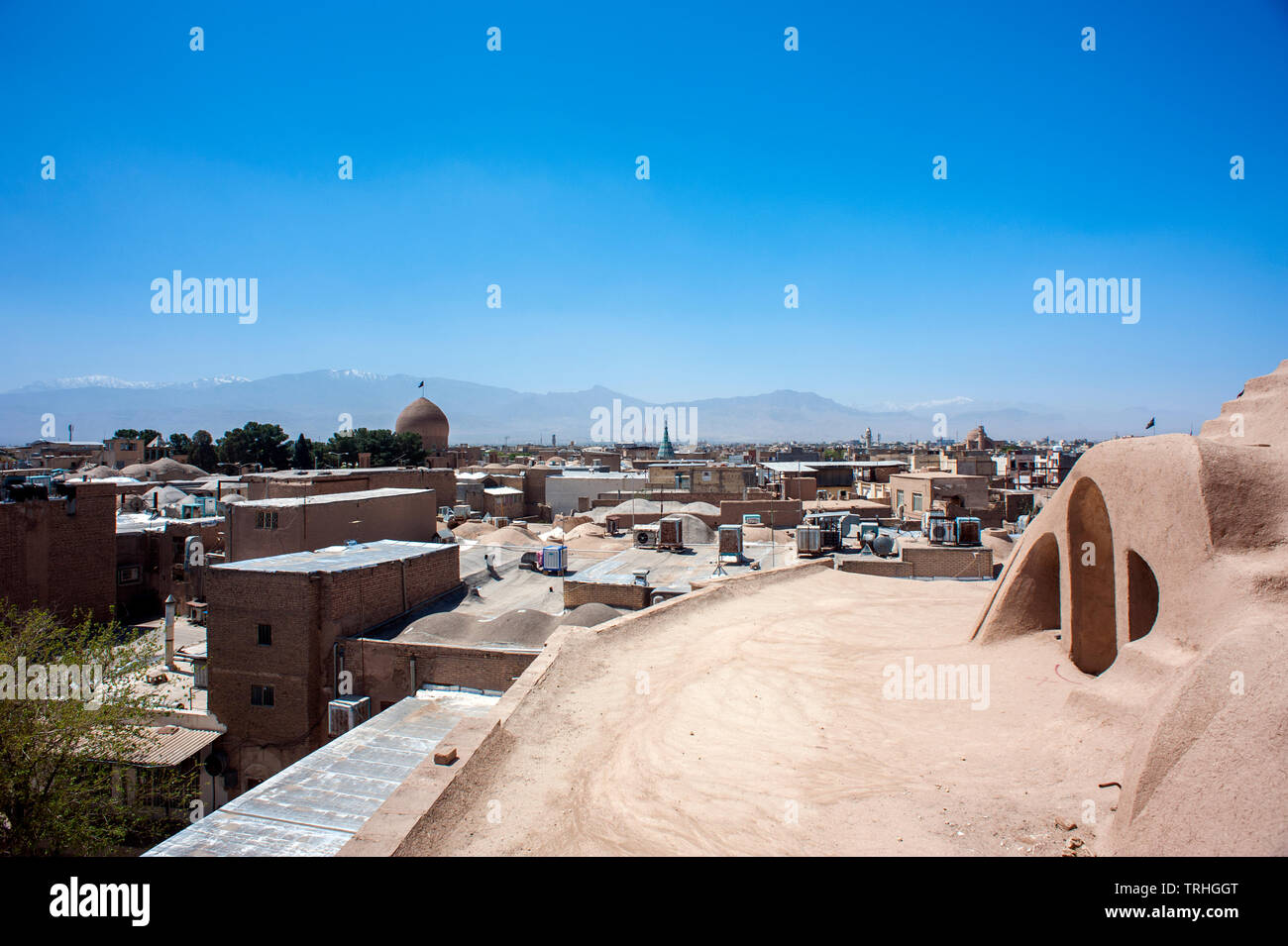 Una vista sul Kashan dal tetto dell'antico bazar della città. Kashan è una delle più antiche città abitate in Iran. Foto Stock Una vista sul Kashan dal tetto dell'antico bazar della città. Kashan è una delle più antiche città abitate in Iran. Foto Stock