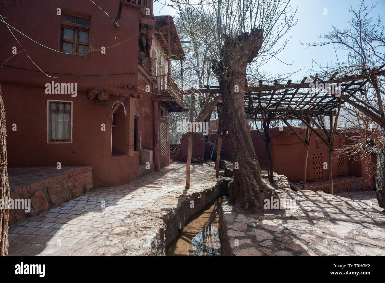 Una strada di Abyaneh, Iran. Caratterizzato da un peculiare tinta rossastra, il paese è uno dei più antichi in Iran. Foto Stock