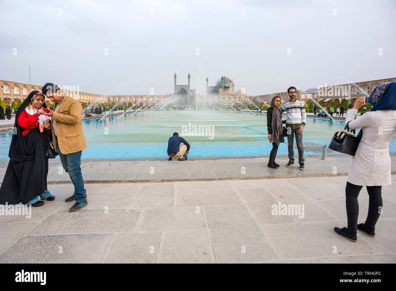 I turisti aventi le loro foto scattata a Maydan-e l Imam Square, noto anche come Naqsh-e JAHAN Piazza, a Esfahan, Iran. È un sito Patrimonio Mondiale dell'UNESCO. Foto Stock