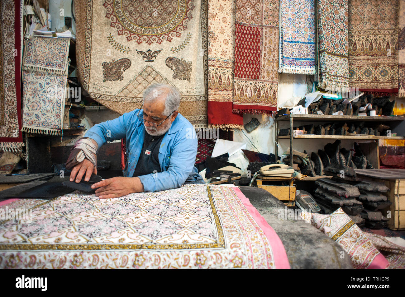 Un lavoratore che fa il blocco di stampa a Ebadi Qalam-kar workshop, un blocco di stampa workshop a Esfahan old town. Il galleggiante è noto localmente come qalamkar. Foto Stock