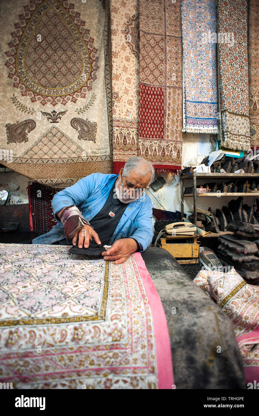 Un lavoratore che fa il blocco di stampa a Ebadi Qalam-kar workshop, un blocco di stampa workshop a Esfahan old town. Il galleggiante è noto localmente come qalamkar. Foto Stock