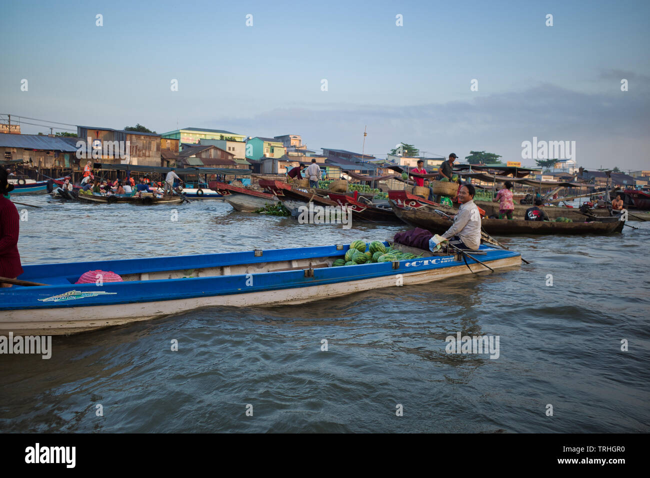 Can Tho, Vietnam - Marzo 28, 2019: imbarcazioni commerciali nel Delta del Mekong a sunrise. Il vietnamita vendere angurie da una barca. Foto Stock