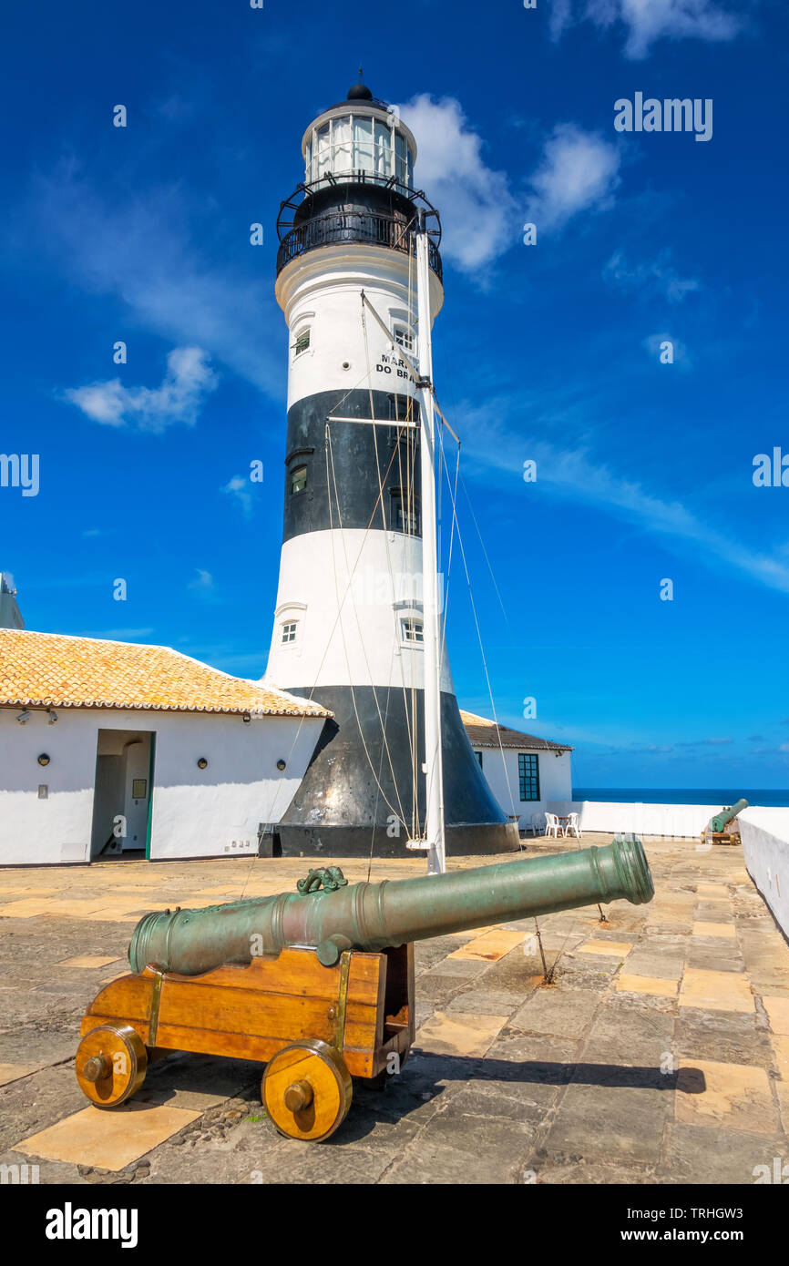 Santo Antônio da Barra Fort e il Farol da Barra faro in Salvador, Bahia, Brasile. Foto Stock