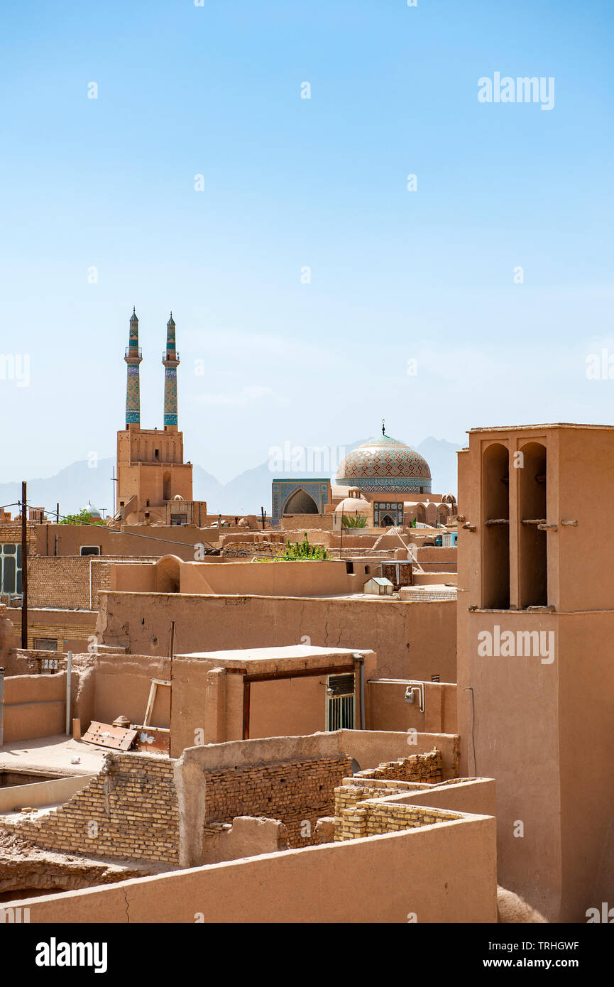 Vista sulla città vecchia di Yazd, una popolare destinazione turistica e centro zoroastriano durante l'Iran's sassanide era, in Iran. Foto Stock Vista sulla città vecchia di Yazd, una popolare destinazione turistica e centro zoroastriano durante l'Iran's sassanide era, in Iran. Foto Stock