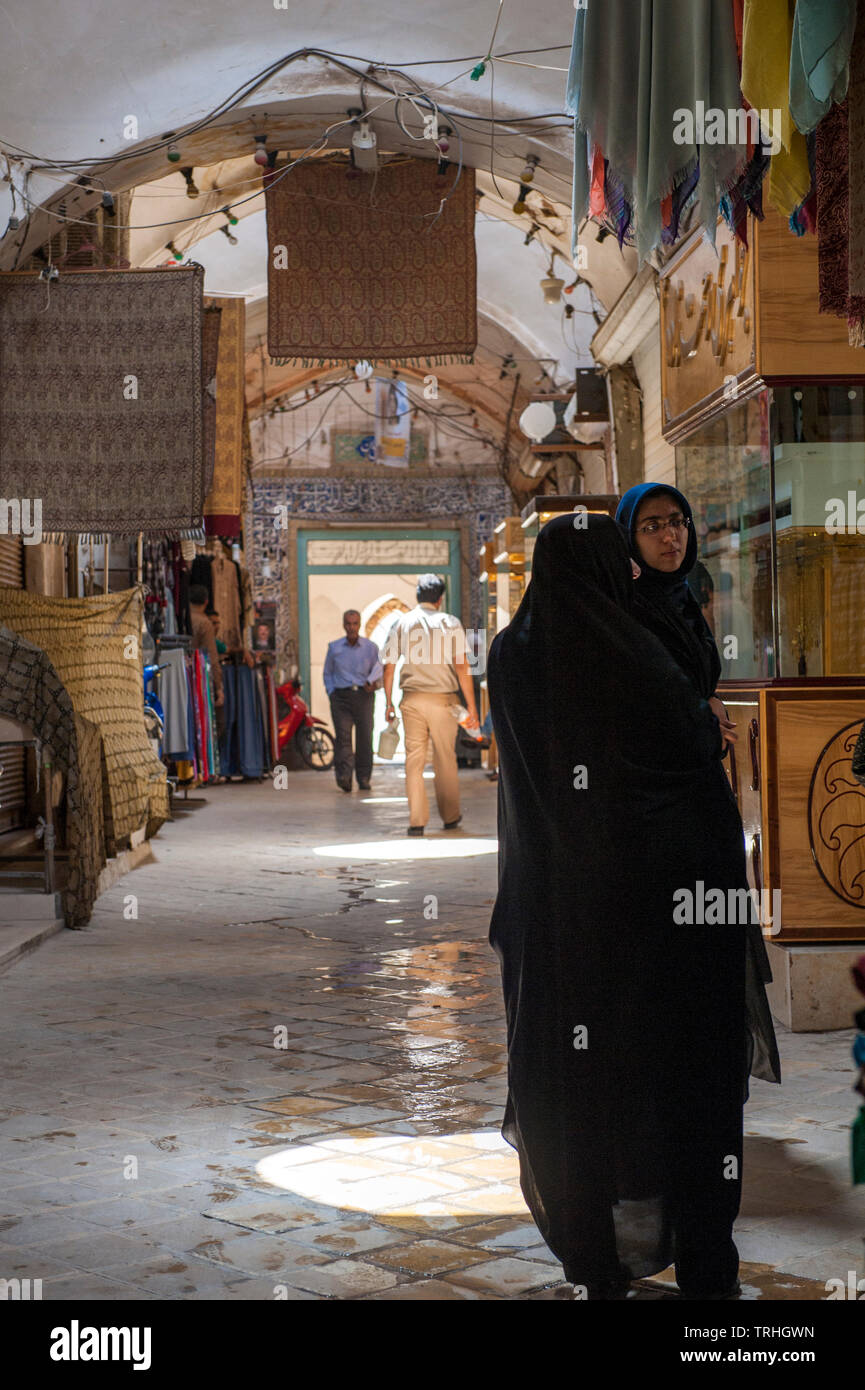 People Shopping nel bazar in Yazd, Iran Foto Stock