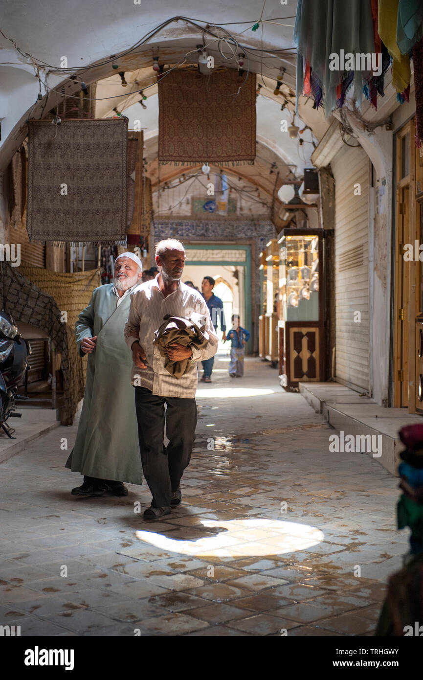 People Shopping nel bazar in Yazd, Iran Foto Stock