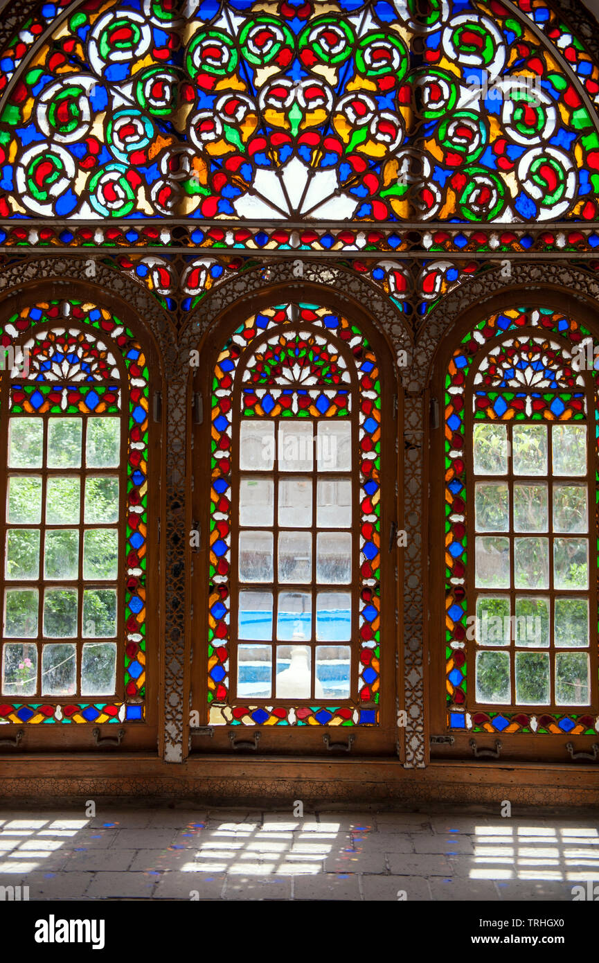 Una stanza con finestre di vetro colorato all'interno il Museo dell'acqua, alloggiata in una ex casa di mercanti, Yazd, Iran. Foto Stock