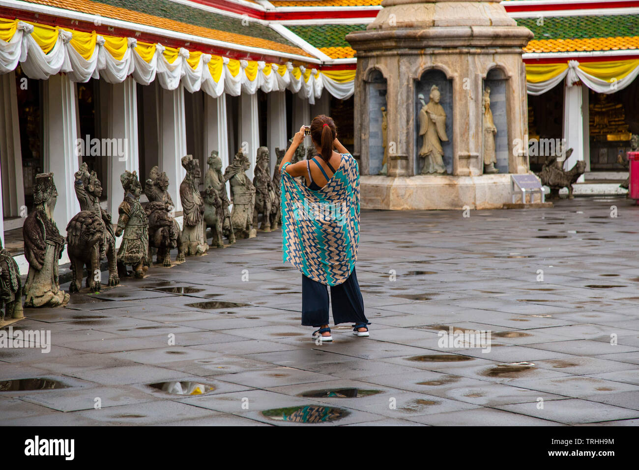 Ragazza rendendo le foto al Wat Arun. Wat Arun dal fiume Chao Phraya. Wat Arun è un tempio buddista a Bangkok, in Thailandia. Il tempio si trova in Foto Stock