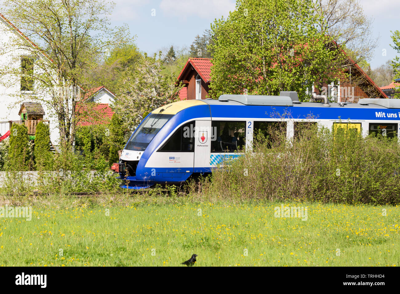 Treno della Bayerische Regiobahn (BRB) a scivolare attraverso la citta' di Utting (vicino al lago Ammersee). BRB è una società affiliata al 100% della francese Gruppo Transdev Foto Stock