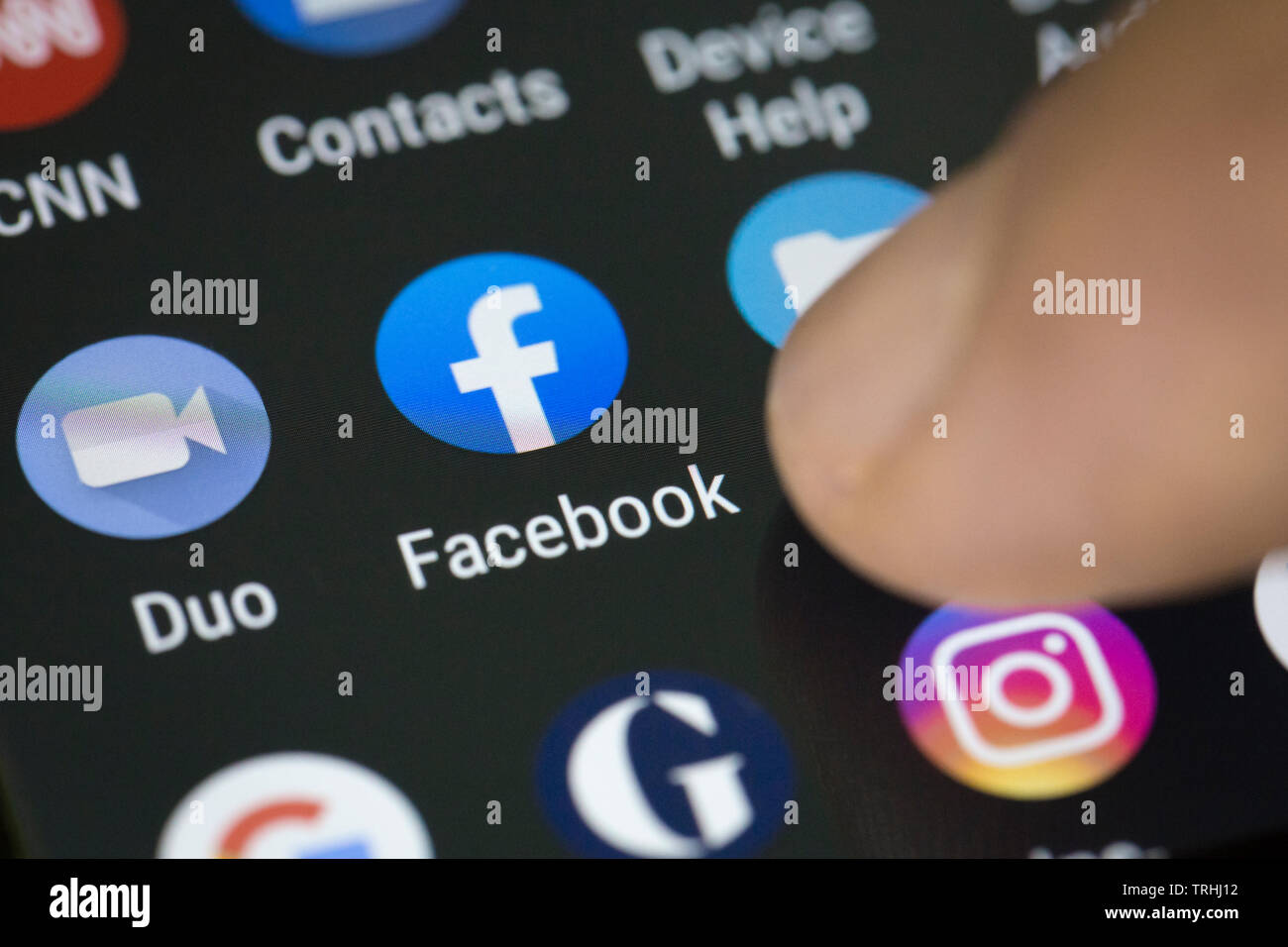 Logo di Facebook icona sullo schermo di cellulare Foto Stock